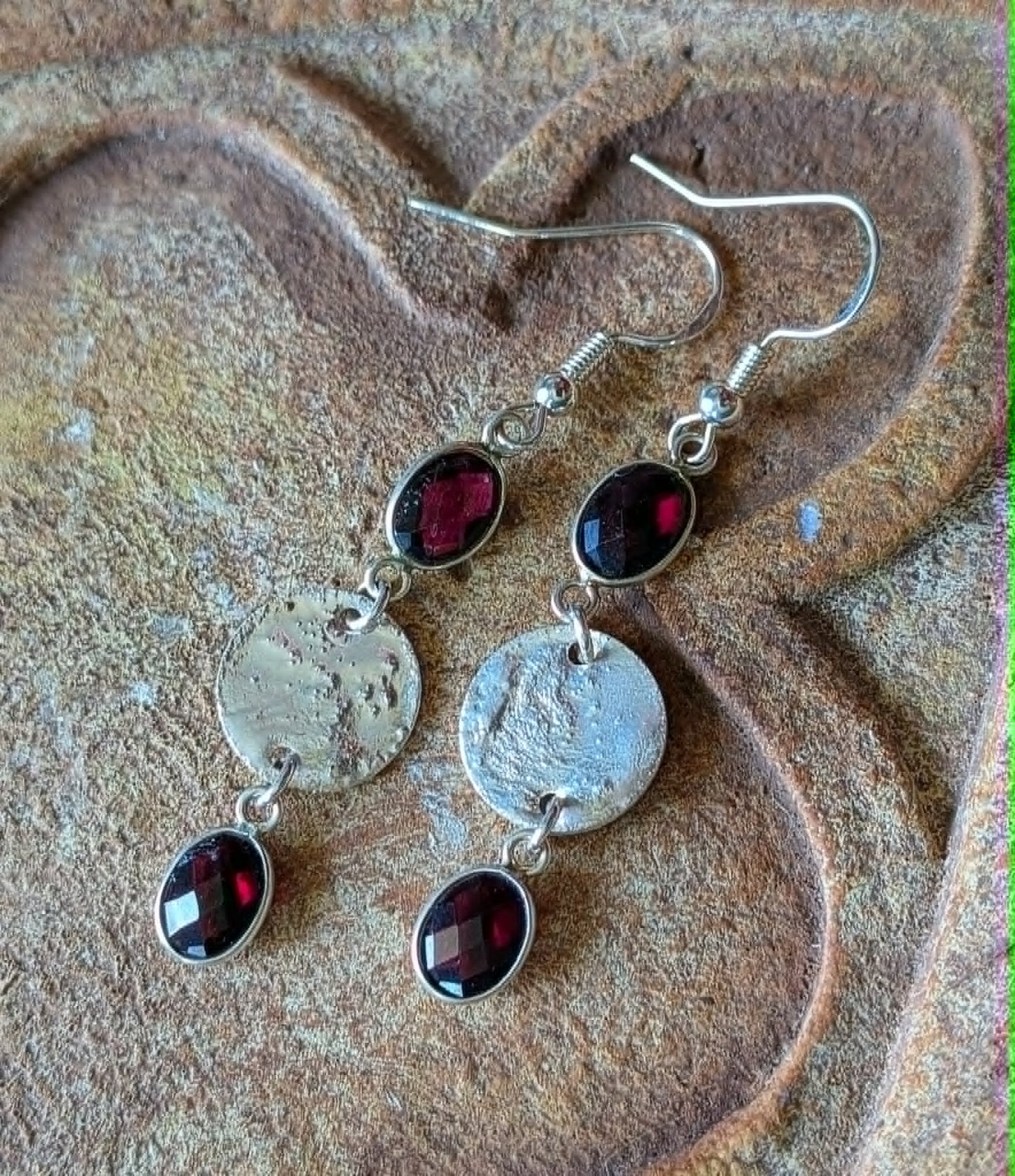 Vestige in Garnet